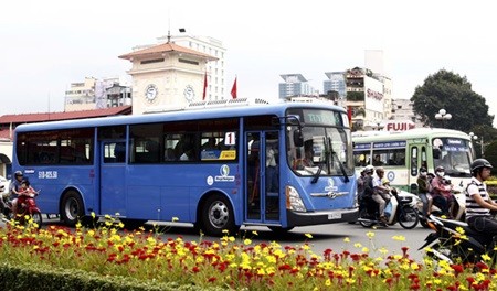 A bus that runs on compressed natural gas at Ben Thanh Market - Cho Lon Station in HCM City. — VNA/VNS Photo Hoang Hai