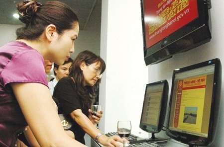 People access the internet. The demand for information is increasing, so regulations to make clear who has the right to information and who has to provide it should be enforced. (Photo: VNA/VNS)