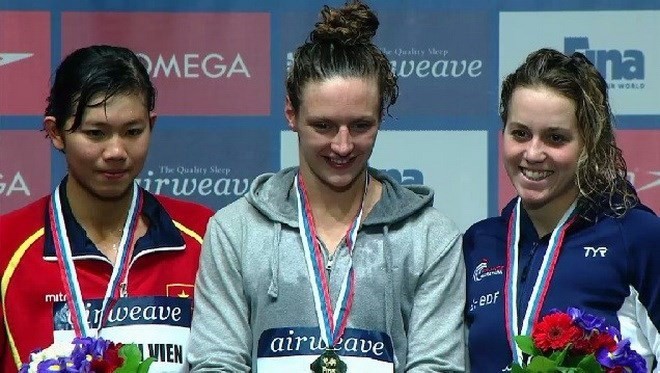From left to right: Nguyen Thi Anh Vien, Katinka Hosszu, and Lara Grangeon on victory podium. (Source: VNA)