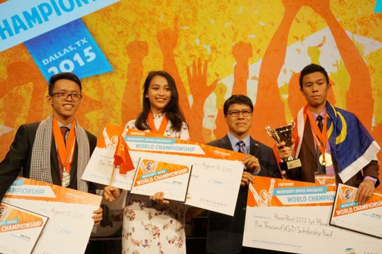 Nguyen Thi Gia Hien (second from right) wins bronze medal at MOSWC 2015. (Photo:SGGP)