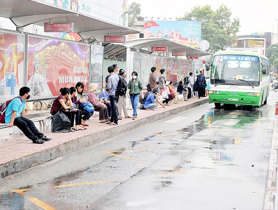 A bus station in HCMC. Public transport needs restructuring to attract passengers (Photo: SGGP)