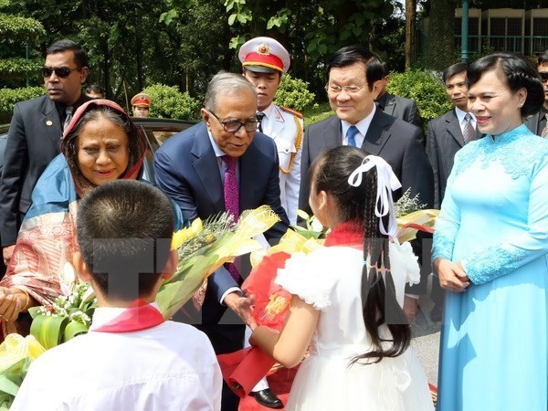 President Abdul Hamid and his spouse are welcomed in Hanoi on August 10 (Photo: VNA)