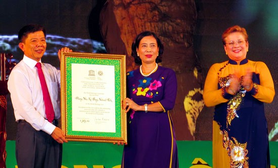 UNESCO chief representative in Vietnam Katherine Muller-Marin and Ministry of Culture, Sport and Tourism certificate UNESCO’s recognition for Phong Nha-Ke Bang National Park for the second times.