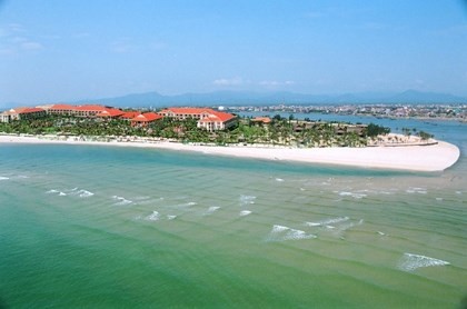 Nhat Le Beach boasts a romantic and untouched beauty, with clear water and white sand bank (Source: opentour.vn)