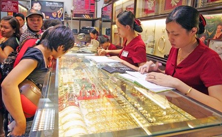 Gold prices listed a decrease of VND 300,000 a tael yesterday -Photo: VNA