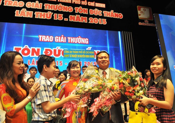 Relatives of an award winner (Photo: SGGP)