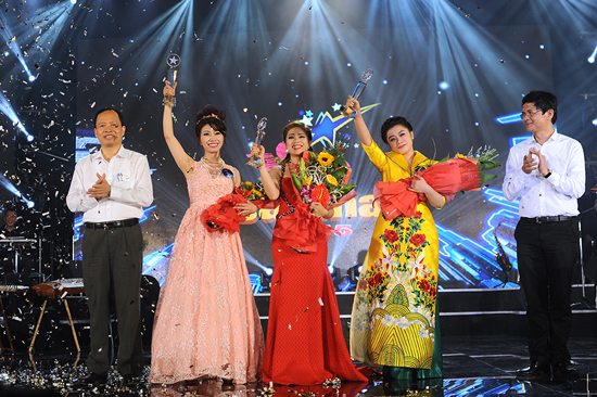 Champions of three catergories of music receive prizes (Photo: SGGP)