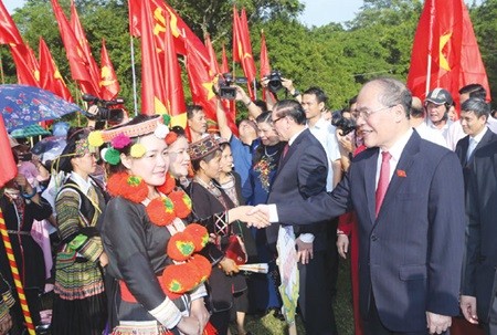 National Assembly Chairman Nguyen Sinh Hung (right) meets ethnic minority people in the northern mountainous province of Tuyen Quang's Tan Trao Commune yesterday. — VNA/VNS Photo Nhan Sang