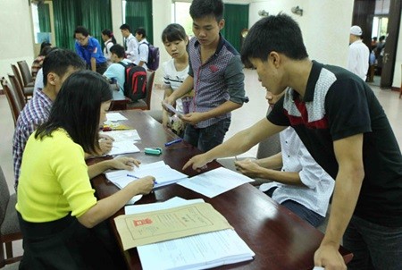 Candidates withdraw their applications at the Ha Noi University of Science and Technology. (Photo: VNA/VNS)