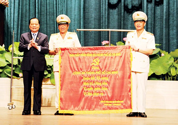 Secretary of HCMC Party Committee Le Thanh Hai offers a certificate of merit to HCMC Public Security. (Photo:SGGP)
