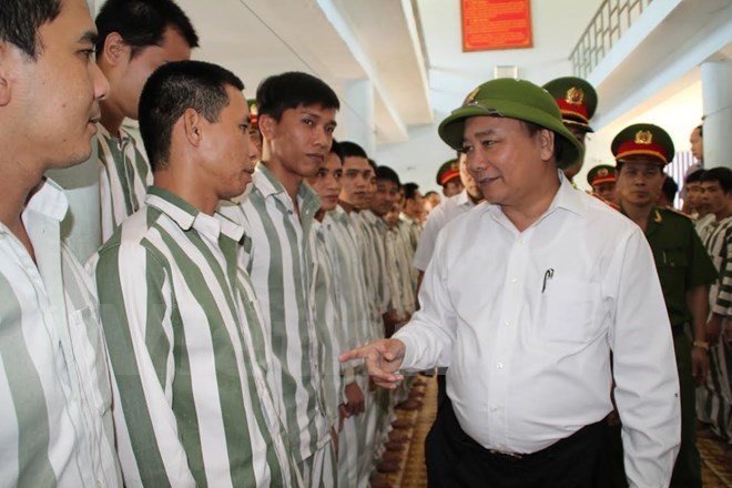 Deputy Prime Minister Nguyen Xuan Phuc meets prisoners in Xuan Loc prison in the southern province of Dong Nai. Photo: VNA