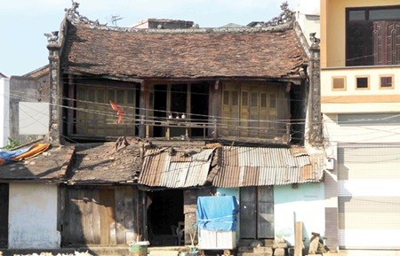 An unsuccessful policy by local authorities has allowed historical Hue homes to languish in disrepair. A unique two-storey garden house is left in ruins. (Photo: VNS)