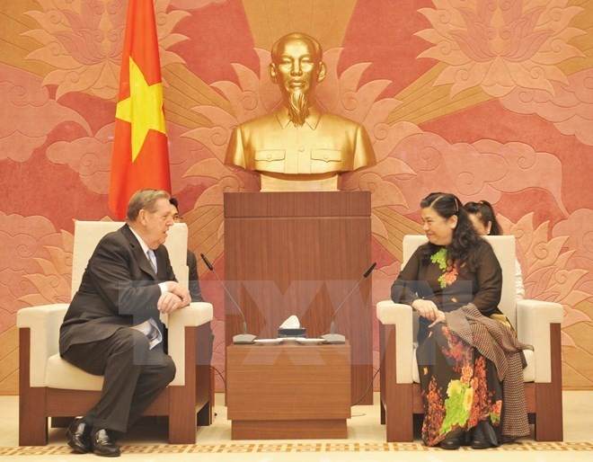 NA Vice Chairwoman Tong Thi Phong (R) and Elder Jeffrey R. Holland at the reception. (Photo: VNA)