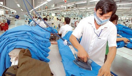 Staff members work at Tien Thuan Garment Factory in Ninh Thuan Province. The factory plans to manufacture 1.4 million pieces of clothing for exports to the US, Europe, and Asia this year. (Photo: VNA/VNS)