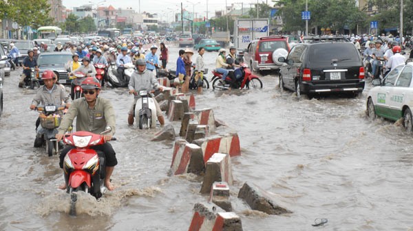 HCMC has many flooded spots after heavy rains and high tide (Photo: SGGP)