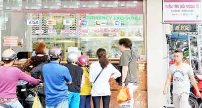 Residents at a currency exchange spot in HCMC on August 20 (Photo: SGGP)