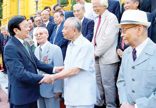 President Truong Tan Sang meets former staffs, officials of Ministry of Foreign Affairs over periods. (Photo:SGGP)