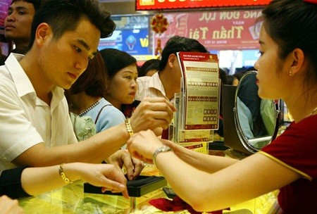 Customers buy gold at a shop of Bao Tin-Minh Chau Jewellery Company in Tran Nhan Tong Street, Ha Noi. (Photo: VNA/VNS)