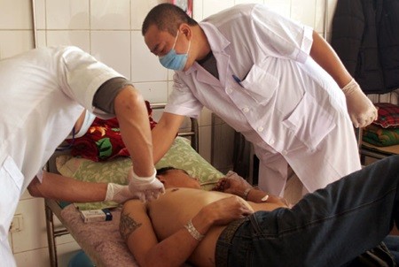 A HIV patient receives treatment at the 09 Hospital in Ha Noi. Medical experts say that many people with HIV in the country will drop their anti-retroviral (ARV) treatment in 2017 when it will no longer be free. — VNS Photo Doan Tung