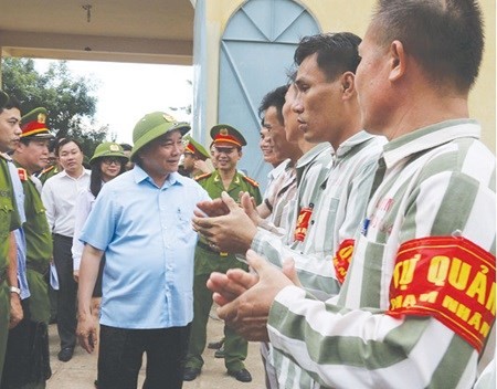 Deputy PM Nguyen Xuan Phuc visits Xuyen Moc Detention Centre in southern Ba Ria-Vung Tau Province (Photo: VNS/VNA)