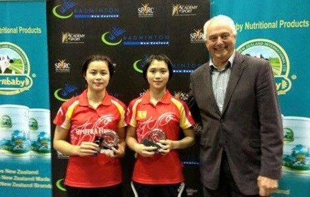Le Thu Huyen (centre) and Pham Nhu Thao (left) take photo at the event (Source: vnbadminton.com)