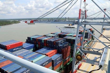 Containers wait to be unloaded at the Cai Mep – Thi Vai Port. The Viet Nam Shipping Department has proposed an investment of VND6.378 trillion (US$283 million) to dredge the passage to allow access for 100,000 DWT vessels. (Photo: VNA/VNS)