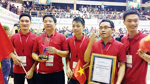 Vietnamese students take photo at the 2015 Asia-Pacific Robot Contest.