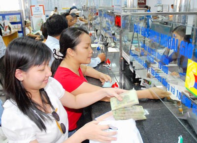 A bank’s overtime transaction counter in HCMC (Photo: SGGP)