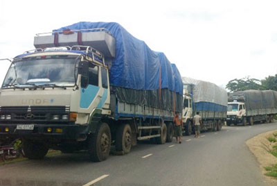 Trucks line up to enter La Lay international border gate in Quang Tri province (Photo: SGGP)