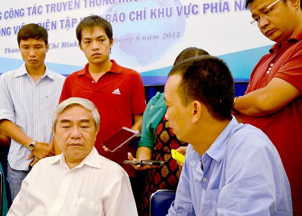 Minister of Science and Technology Nguyen Quan (L) talks to reporters in HCMC on August 25 (Photo: SGGP)