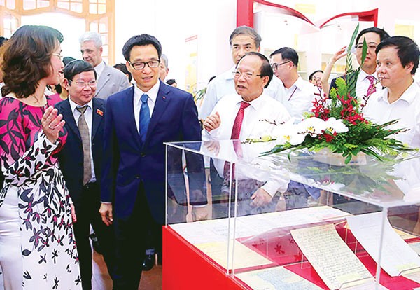 Deputy Prime Minister Vu Duc Dam, Minister of Culture, Sport and Tourism Hoang Tuan Anh and leaders attend in the exhibition yesterday. (Photo:SGGP)