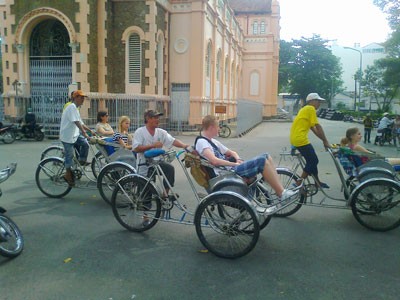 Int'l visitors make a trip around Ho Chi Minh City in Xich lo (Photo: Cat Tuong)