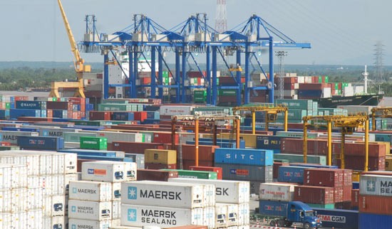 A seaport in HCMC. The city's economy continued growth momentum in the first eight months this year (Photo: SGGP)