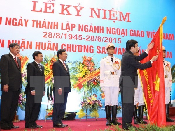 President Truong Tan Sang attaches the Golden Star Order to the sector's flag (Photo: VNA)