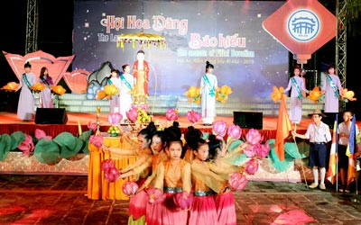 A lotus flower and lanter dancing performance marks Vu Lan Festival. (Photo: Sggp)