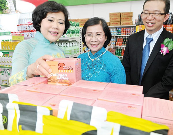 Deputy Secretary of Ho Chi Minh City Party Committee Nguyen Thi Thu Ha, Deputy Chairwoman of the People’s Committee of HCMC Nguyen Thi Hong visit the fair.(Photo:SGGP)