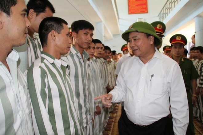 Deputy Prime Minister Nguyen Xuan Phuc meets prisoners in Xuan Loc prison in the southern province of Dong Nai (Photo: VNA)