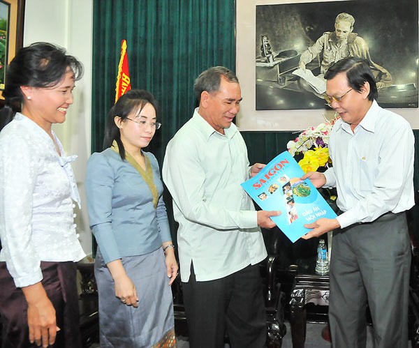 Editor in chief Nguyen Tan Phong introduces SGGP edition to the delegation -SGGP