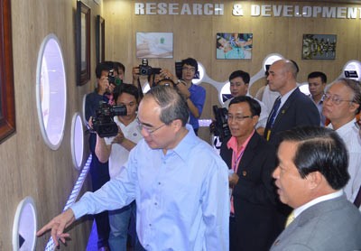 Mr. Nguyen Thien Nhan visits United Healthcare Company at the Saigon Hi-Tech Park on August 29