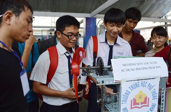 Young people at a science and technology expo in HCMC in May (Photo: SGGP)