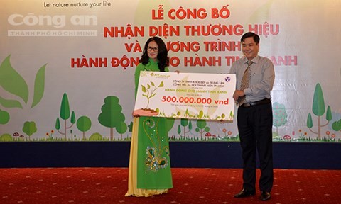 Donation for the "Action for a Green Planet" programme. (Source: congantphcm)