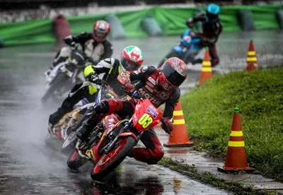 Giải đua xe Suzuki Raider 150cc- 2015: Tranh chấp trong mưa ảnh 1