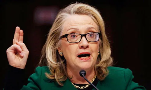 Bà Hillary Clinton giao máy chủ  lưu email cá nhân cho FBI