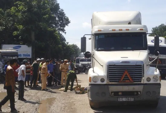 Xe đầu kéo tông xe máy, một thanh niên tử vong