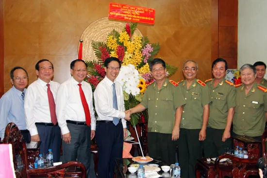 Lãnh đạo TPHCM thăm, chúc mừng các đơn vị công an