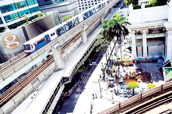 Thái Lan: Bom lại nổ, đồng baht rớt giá mạnh