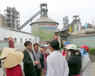 Thừa Thiên – Huế: Gây ô nhiễm môi trường, người dân lại bao vây nhà máy xi măng