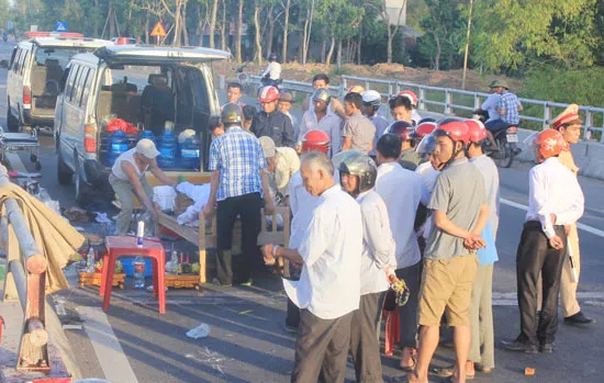 Hà Tĩnh: Xe máy đâm vào mố cầu, 2 thanh niên chết tại chỗ