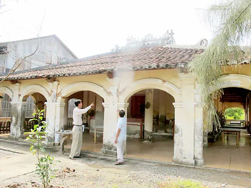 Về lại ngôi đình cách mạng