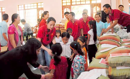 Tiếp sức học trò và người nghèo phố núi